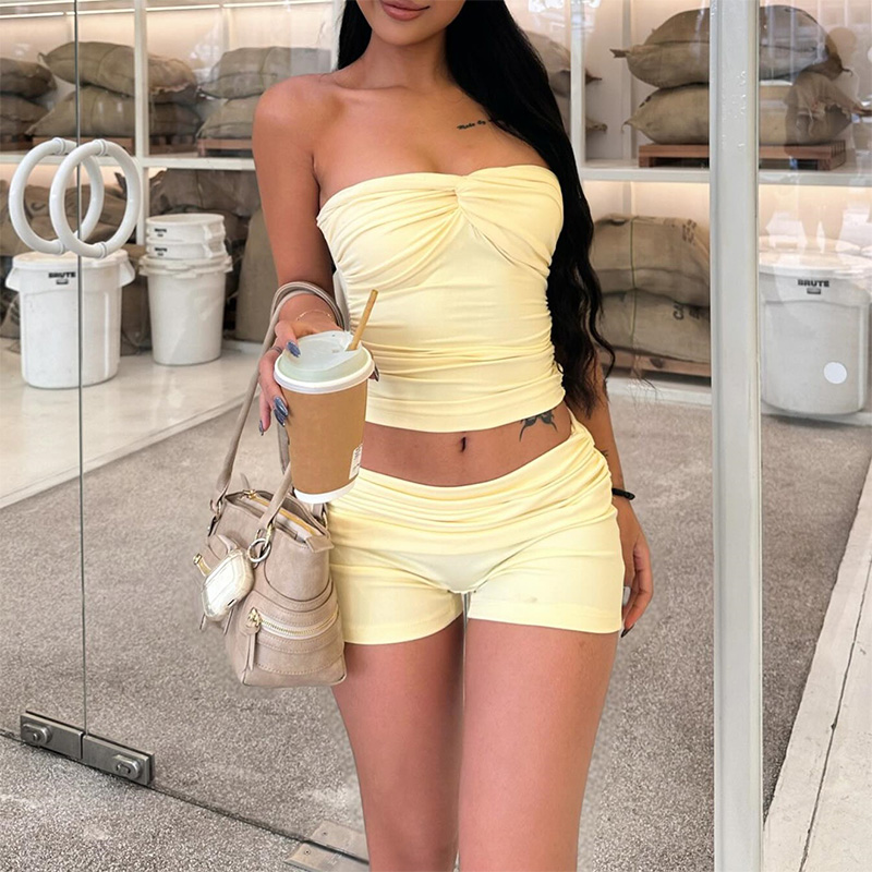 Wallpaper - Set Tank Top dan Celana Pendek